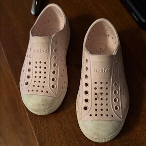Native girls Jefferson Slip-On Water Shoes in Pale Pink and White Toe